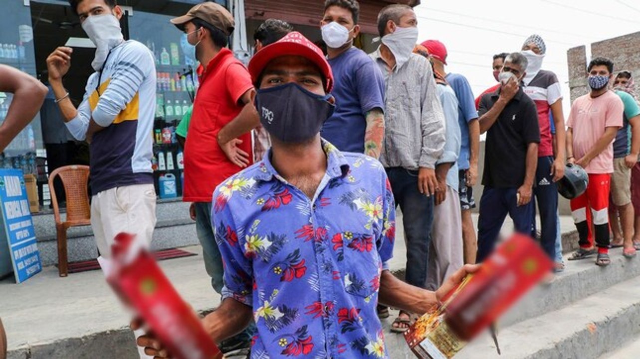 Opposition criticises Tamil Nadu govt's move to reopen liquor shops