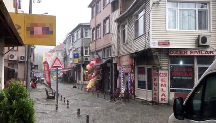 Eyüpsultan'da şiddetli yağış, sokaklar dereye döndü