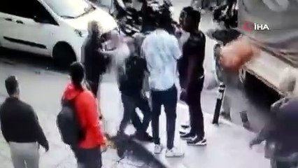 İki grup arasında yaşanan kavga kameralara yansıdı