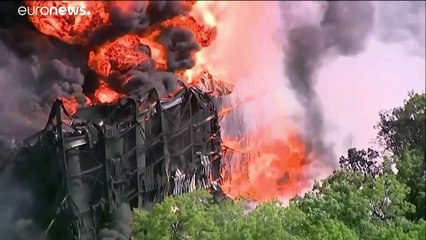 Inmensas llamas y humo negro tras la explosión de una planta química en Illinois