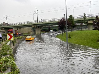 İstanbul'da aniden bastıran yağmurda Topkapı Varyant altı sular altında kaldı