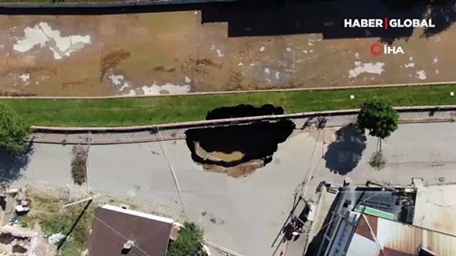 Sivas'ta korkutan görüntü! Yol çöktü, 22 metrelik çukur oluştu