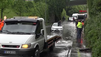 OTOMOBİLİN ÜSTÜNDE OTURUP KURTARILMAYI BEKLEDİ...
