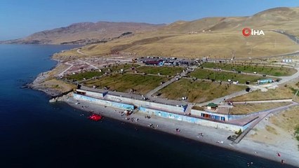 Hem serinlemek hem de şifa bulmak isteyenler Van Gölü’nde sezonu açtı