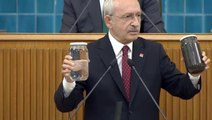 Kürsüye iki kavanozla çıkan CHP lideri Kılıçdaroğlu'nun sesi salonu inletti: Bunun sorumlusu kim?