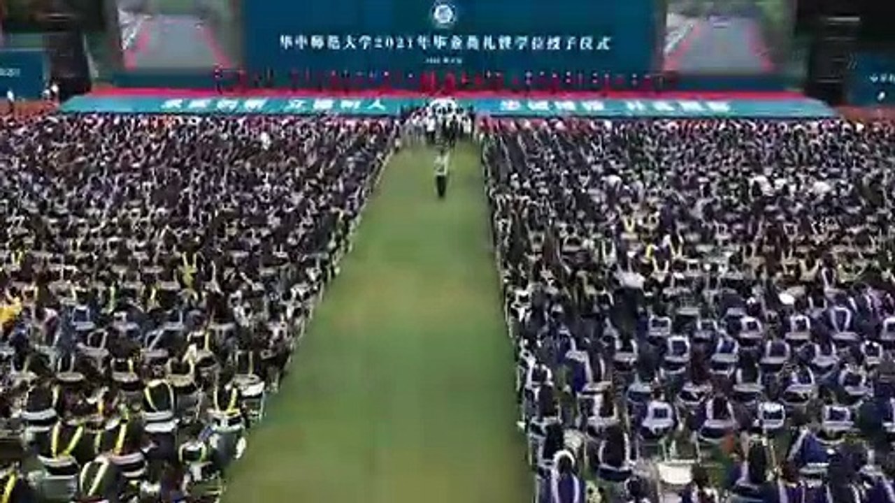 Wuhan: Masken runter und Doktorhüte auf