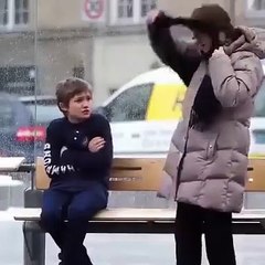 Sosyal deney: Üşüyen birine ceketinizi verir misiniz?