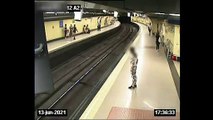 Agentes de la Policía Municipal rescatan a una mujer de las vías del Metro