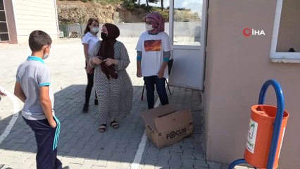 Kadın polis, yaralı yavru kedinin başından dakikalarca ayrılamadı