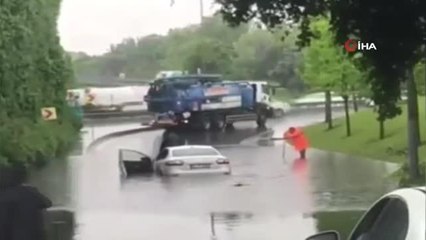 Aracıyla su basan yolda mahsur kaldı, otomobilin üzerinde kurtarılmayı bekledi