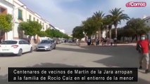 Centenares de vecinos de Martín de la Jara arropan a la familia de Rocío