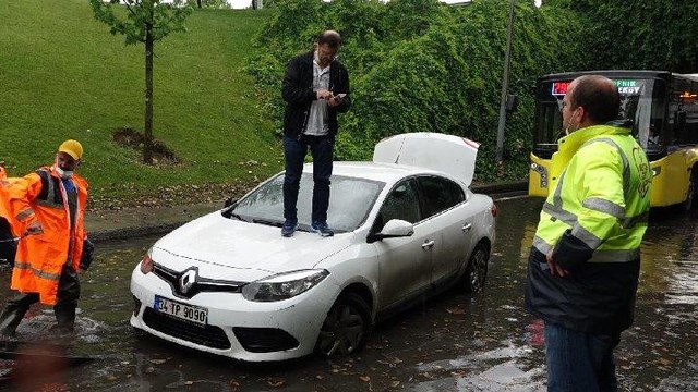 Otomobilin üstünde oturup kurtarılmayı bekledi