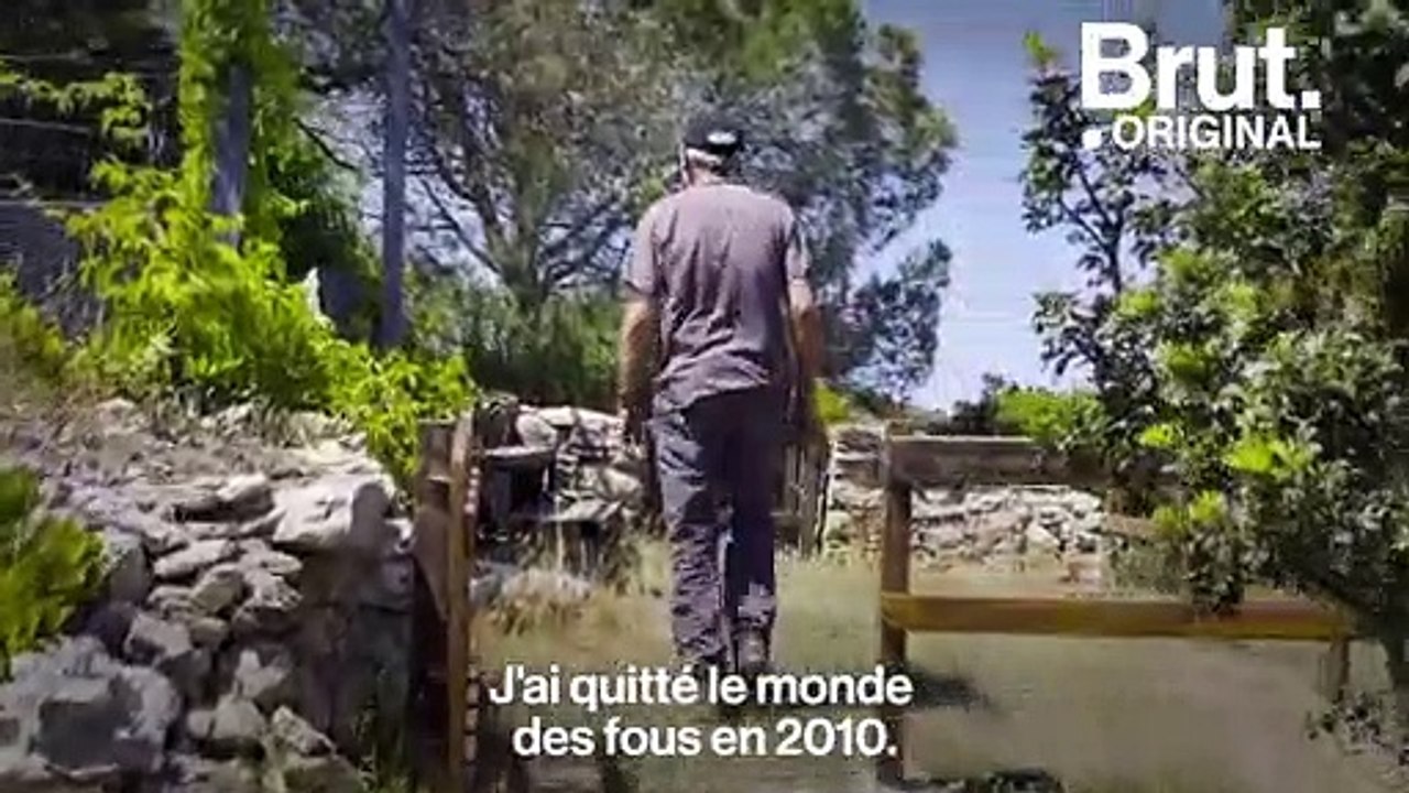À 77 ans, Jo vit isolé en Corse, loin du "monde des fous"