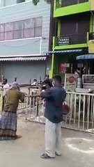 கடையை இனி மூடக்கூடாது.. தேங்காய் உடைத்து சூடம் ஏற்றிய குடிக்காரர்.. சாக்லேட் கொடுத்தும் கொண்டாட்டம்