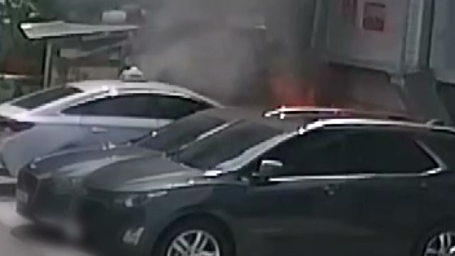 [서울] 소화기로 택시 화재 초기 진화...식당 주인 표창장 / YTN