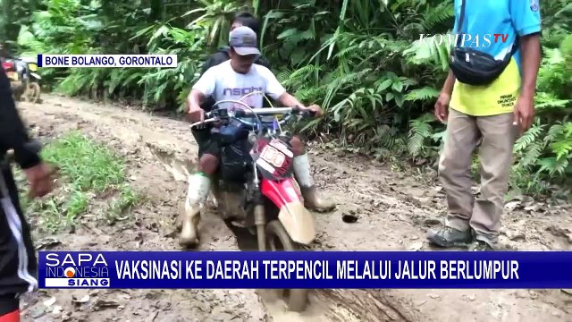 Perjuangan Nakes Terjang Jalur Berlumpur Demi Vaksinasi Warga di Wilayah Terpencil