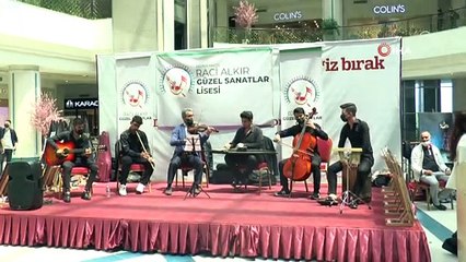 Pandemi süresince uzaktan eğitim döneminde evde yaptıkları resimleri sergilediler