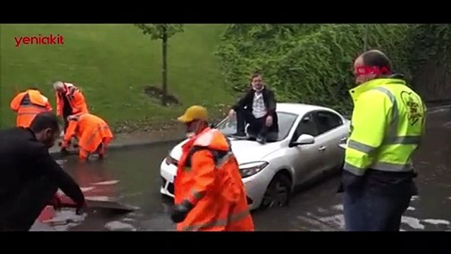Şişli'de selde mahsur kalan vatandaş aracının üzerinde kurtarılmayı bekledi