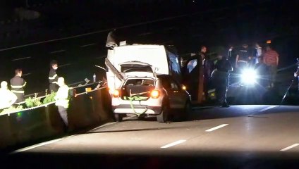 A1, assalto a portavalori: le immagini dall'autostrada con le auto coinvolte e il tir di traverso