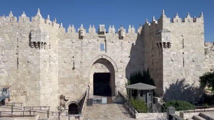 İsrail polisi, aşırı sağcıların "bayrak yürüyüşü" öncesi Şam Kapısı çevresini barikatlarla kapattı