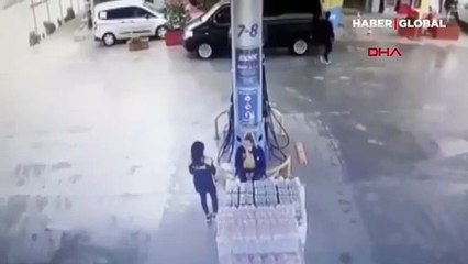 Akaryakıt istasyona dalan kamyonetin altında kalmaktan kıl payı kurtuldular