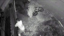 Homem abre portão eletrônico e furta bicicleta em residência no Parque São Paulo