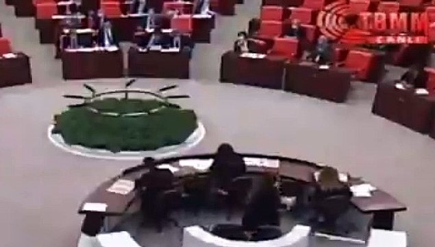 AKP'li Vahit Kiler Meclis kürsüsünde Bitlis Ticaret ve Sanayi Odası Başkanı Davut Tezcan'a İt dedi