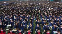 Masiva entrega de diplomas a graduados en Wuhan un año después de la cuarentena