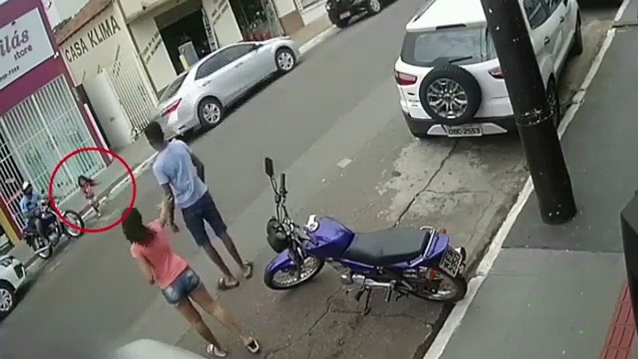 Il sauve sa petite soeur qui traverse au mauvais moment... Réflexe incroyable