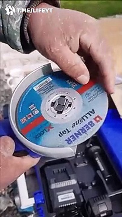 Il vous montre comment changer le disque d'une meuleuse... mais bizarrement on a pas envie de suivre ses conseils