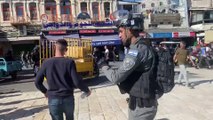 KUDÜS - İsrail polisi, aşırı sağcıların 'bayrak yürüyüşü' öncesi Şam Kapısı çevresini barikatlarla kapattı
