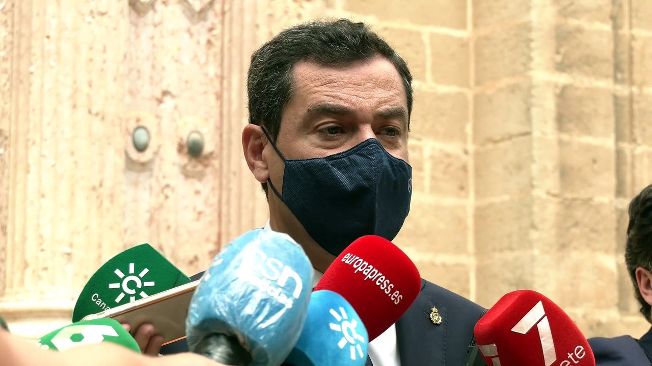 Moreno despide a Manuel Clavero en la capilla ardiente instalada en el Parlamento de Andalucía