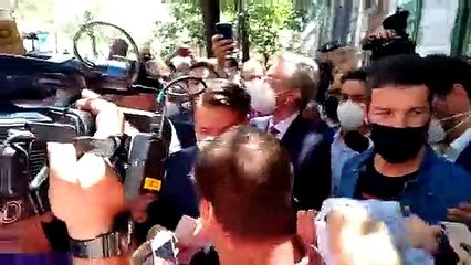 Conte e le "contesse" a Napoli, telefonata in diretta alla fan: "Sostieni il patto?