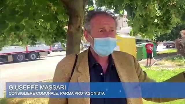 Antenna in via Passo della Cisa a Parma: all'alba arriva la gru, cittadini in strada