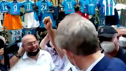 Manfredi, una maglia di Maradona in regalo alla Pignasecca