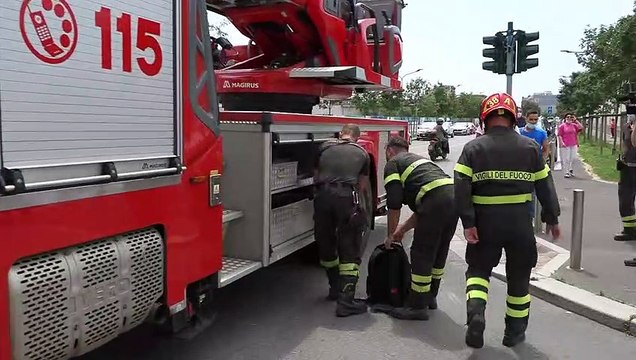 Milano, trivella di 10 metri cade dalla sommità di un tetto: distrugge auto e danneggia un palazzo