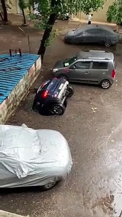 Inde : Une voiture avalée par un trou
