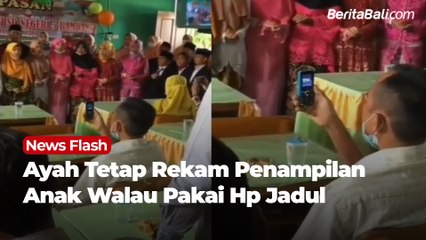Ayah Tetap Rekam Penampilan Anak Walau Pakai Hp Jadul