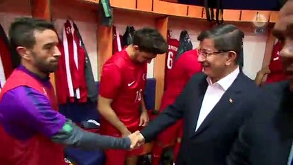 Millilere soyunma odasında sürpriz ziyaret