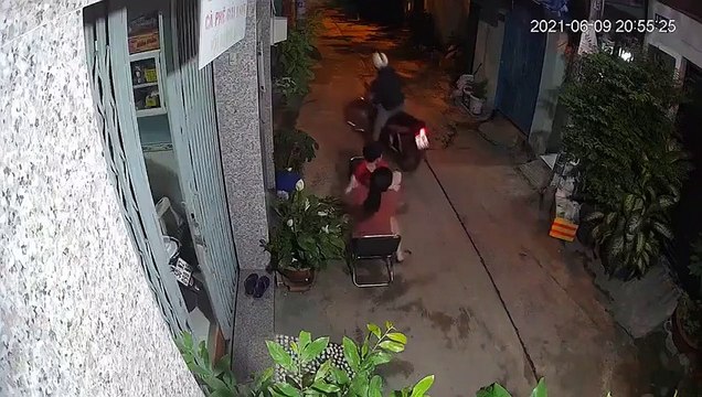 Đi cướp không coi ngày: tên trộm lỗ sặc máu