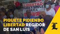 Montan piquete frente a la Procuraduria pidiendo libertad para regidor de San Luis