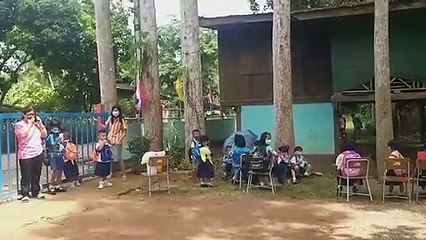 ปราจีนบุรี-ทีมงานจิตอาสาพร้อมผู้สื่อข่าวนำรถแรงดันสูงฉีดพ่นฆ่าเชื้อตามโรงเรียน 11โรงเรียน ชุมชน 3 ชุมชน