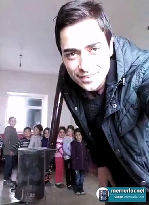 Sınıf öğretmeni ve öğrencilerinden mükemmel bir şarkı