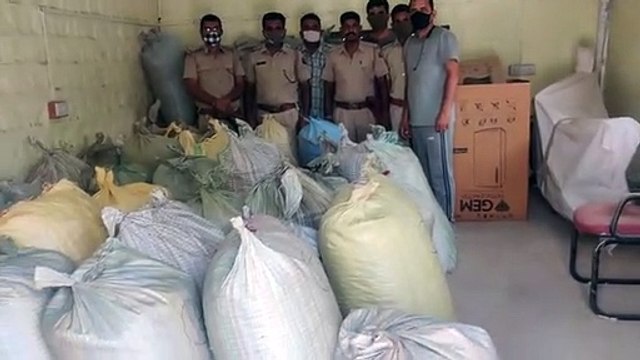 ट्रेलर से 920 किलो डोडा पोस्त जब्त, पुलिस व तस्करों में फायरिंग