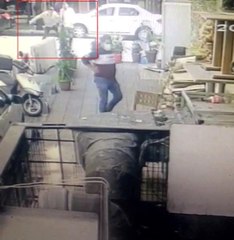 Avcılar'da çay içip masadan kalktı daha sonra bıçakladı