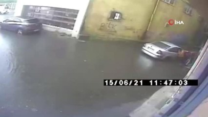 Aracıyla hızla girdiği su birikintisinde mahsur kaldı