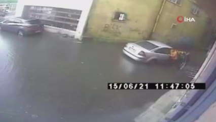 Aracıyla hızla girdiği su birikintisinde mahsur kaldı