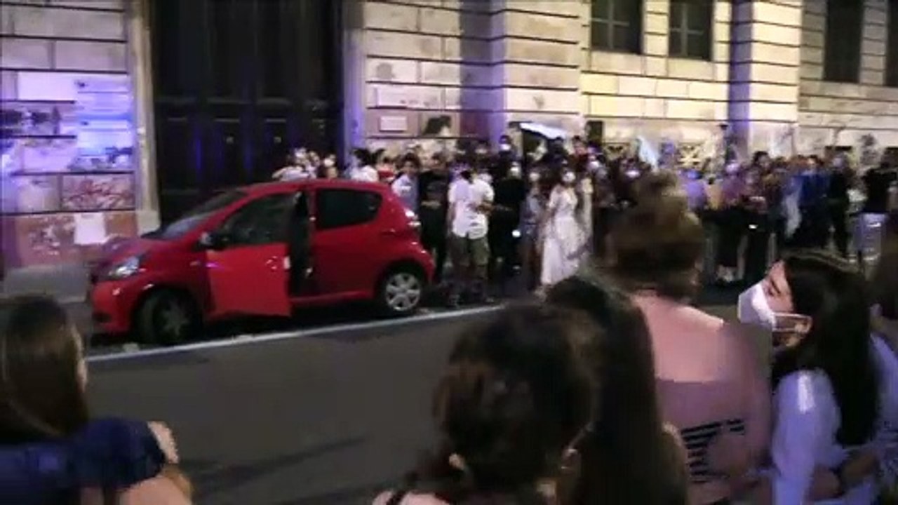 Roma, gli studenti del Tasso cantano "Notte prima degli esami" per scacciare la paura