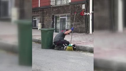 Yağmurdan ıslanan sokak köpeğini hem temizledi hem sevdi