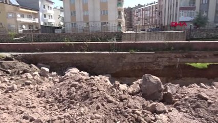 ÇÖKMEYLE OLUŞAN 22 METRELİK ÇUKUR 110 KAMYON TAŞLA KAPATILDI